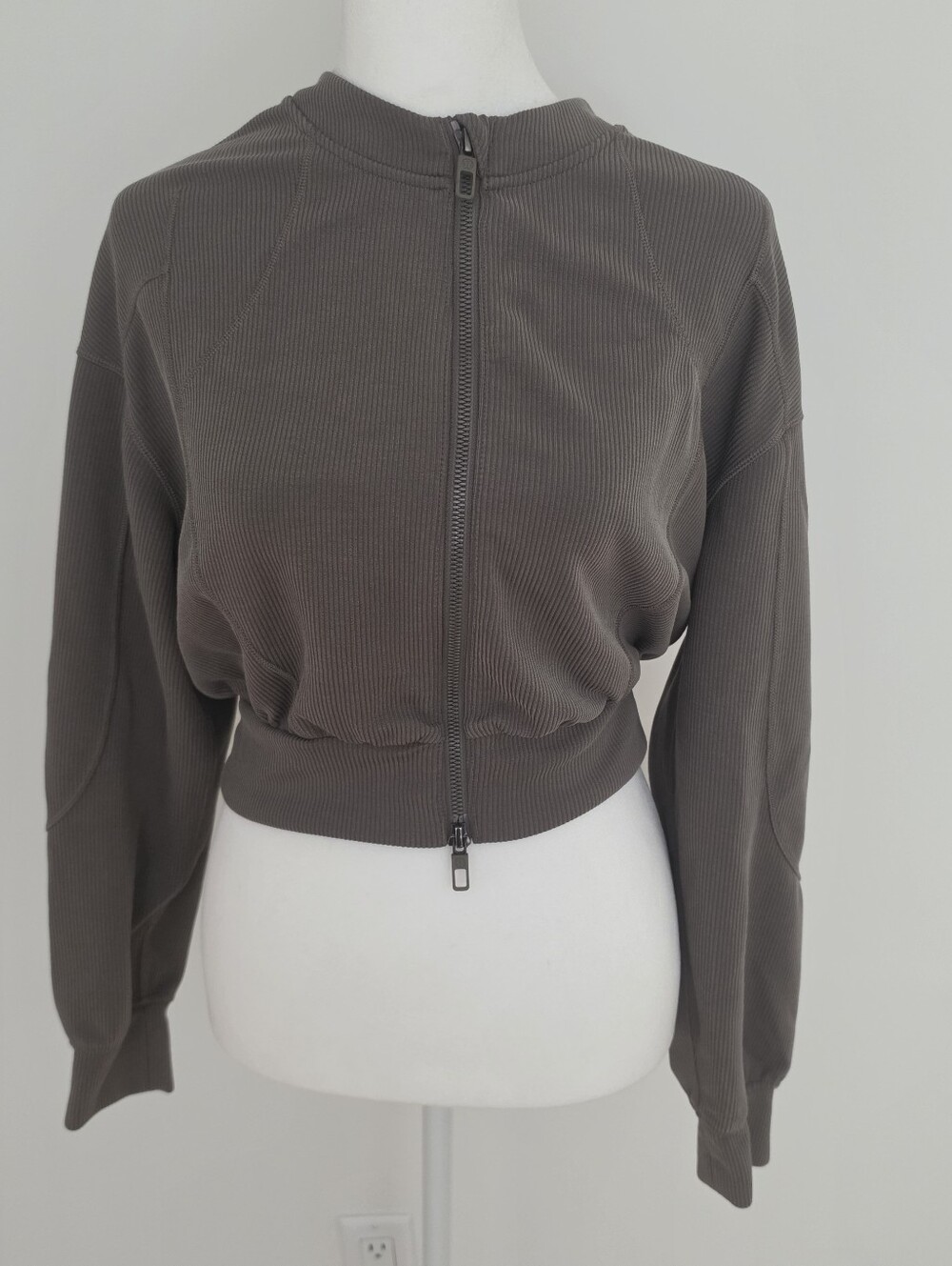 Lululemon Ribbed Softstreme Cropped jacket Nomad Size 4